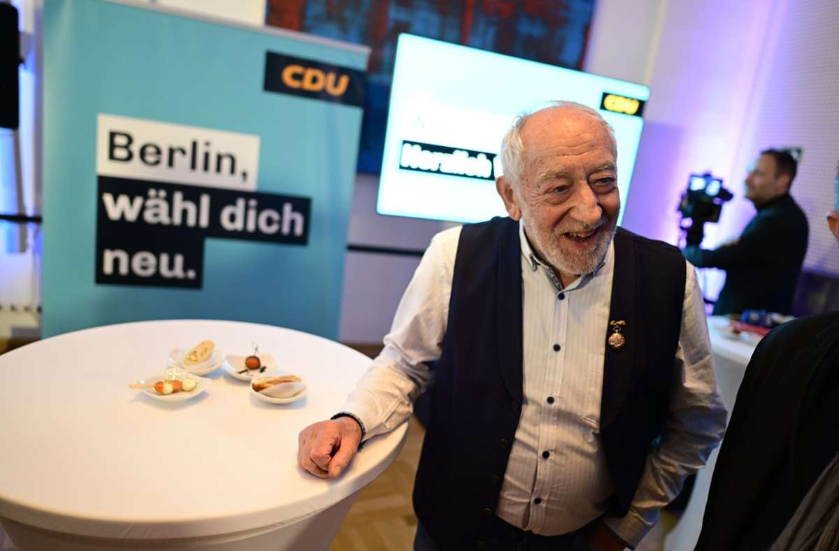 Dieter Hallervorden versprüht gute Laune am Wahlstand der CDU.