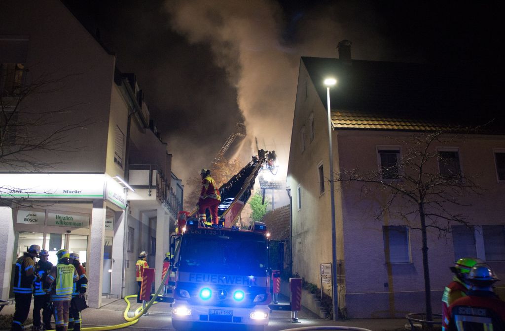 Die Anwohner konnten gegen 22:45 Uhr in ihre Wohnungen zurückkehren. Verletzt wurde niemand. Die Ermittlungen zur Brandursache dauern an.