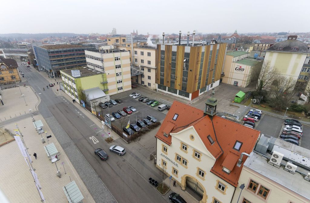 Ein Blick auf das Werksgelände in Ludwigsburg – und die alte Werksglocke, die auf dem roten Ziegeldach trohnt.