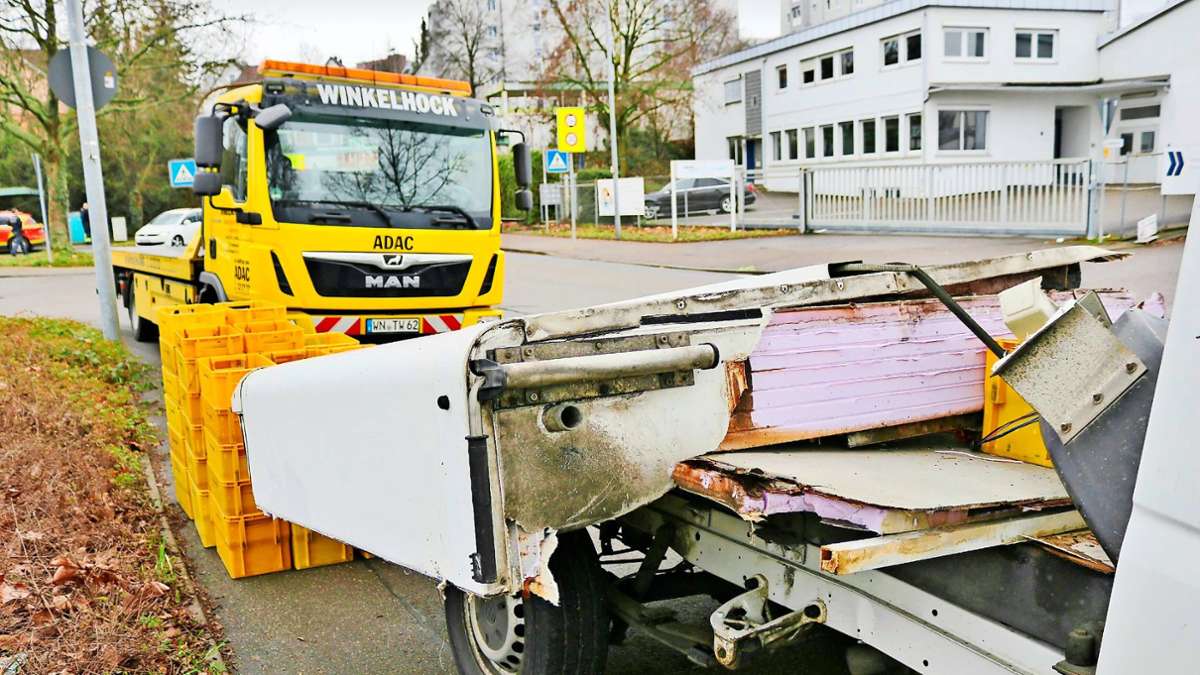 Transporter-Falle in Weinstadt: Schon wieder  an der niedrigen Bahnunterführung hängen geblieben