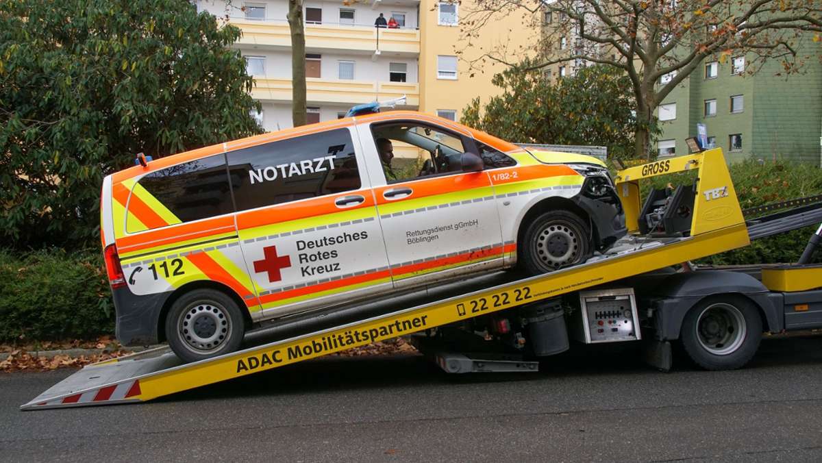  Ein Notarztwagen ist in Böblingen mit einem VW zusammengestoßen, als ersterer zum Überholen ansetzte. Beide Fahrzeuge mussten abgeschleppt werden. 