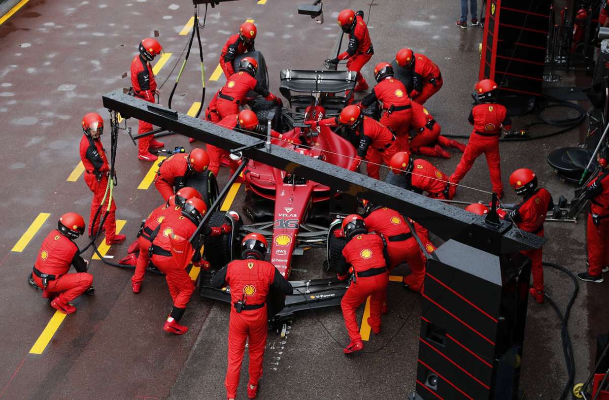 Monaco In der Heimat von Charles Leclerc holt die Scuderia beim ersten Stopp den Lokalmatador eine Runde zu spät an die Box – und die Strategiefehler setzen sich fort. Ferrari will beim nächsten Stopp beide Autos auf einmal abfertigen, Leclerc wird dies aber zu spät mitgeteilt. Die mangelhaften Kommunikation und falsche Entscheidungen verhindern einen möglichen Doppelsieg für Ferrari.