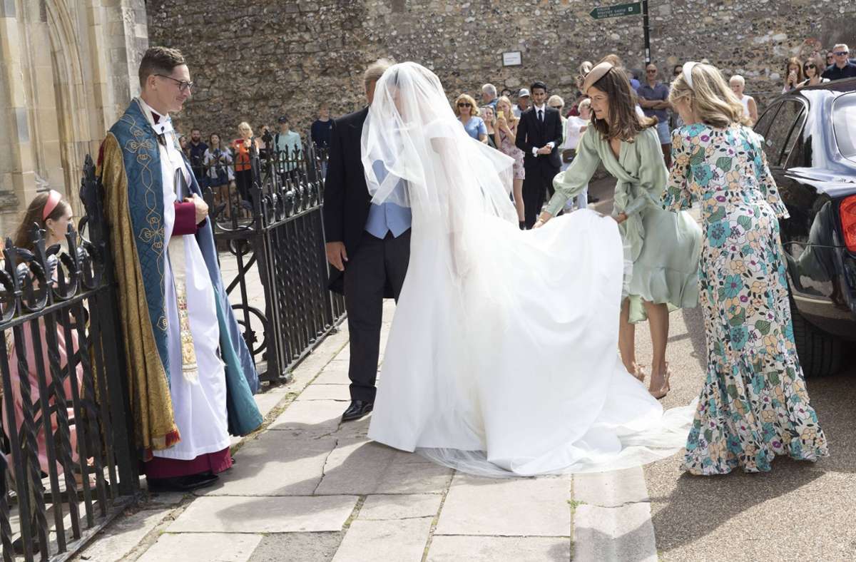 Die Braut trug ein schlichtes Kleid mit einem üppigen Tüllschleier.