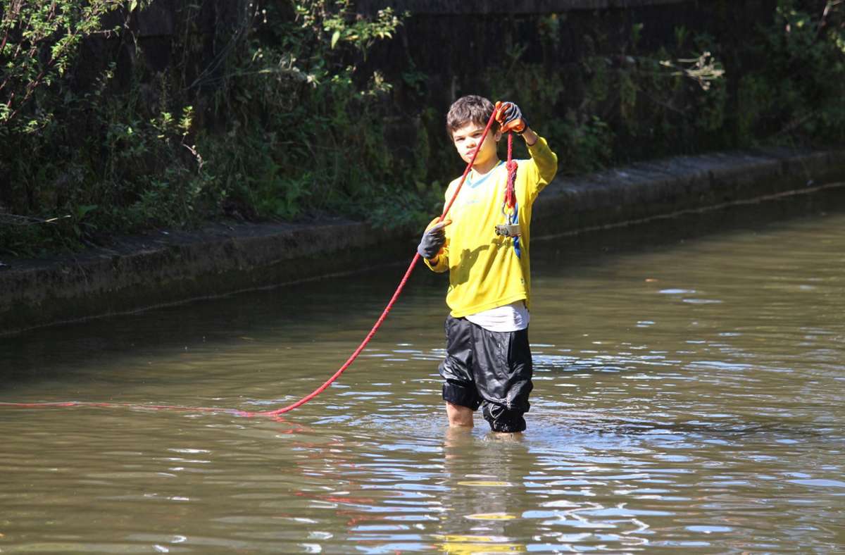 Dieser junge Teilnehmer stieg sogar ins Wasser um seine Mission zu erfüllen.