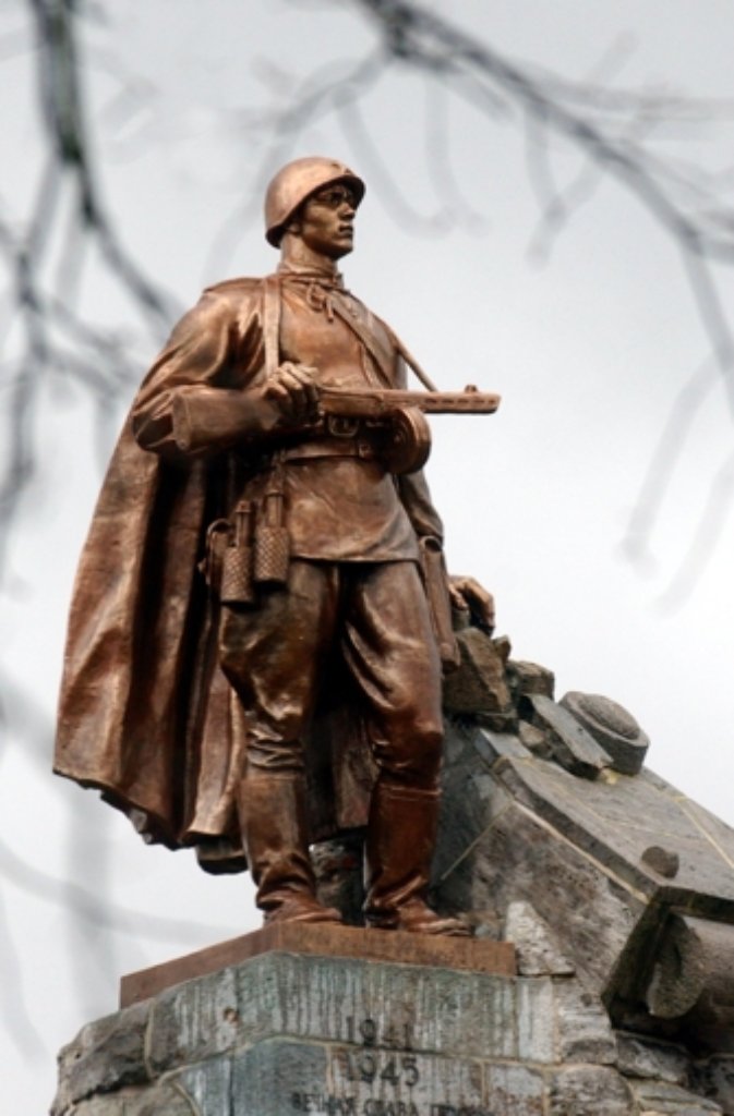 Seelow (Brandenburg): Blick auf die Statue eines Sowjetsoldaten am 28.01.2003 auf dem Gelände der Gedenkstätte Seelower Höhen im brandenburgischen Seelow, Landkreis Märkisch-Oderland.