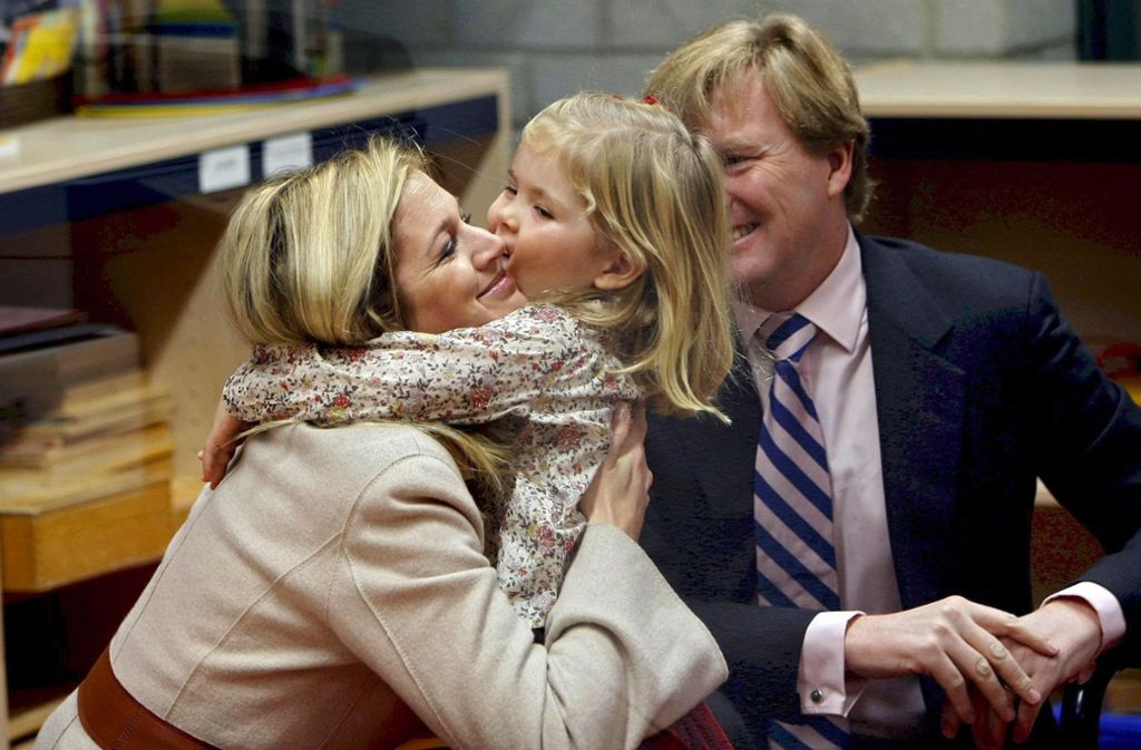Dezember 2007: Ein dicker Kuss für Mama – und dann beginnt für Willem-Alexanders und Máximas älteste Tochter Amalia „der Ernst des Lebens“.