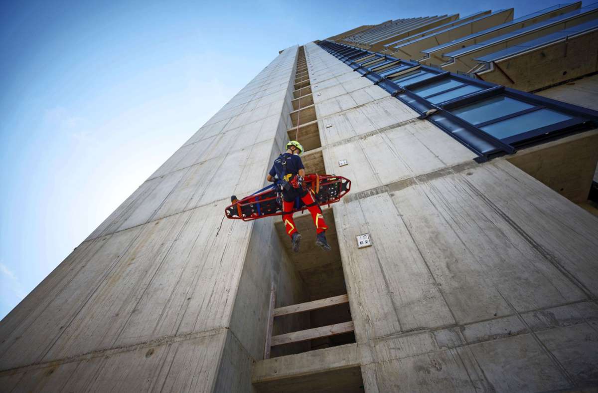 Alles, was für die Drehleitern der Freiwilligen Feuerwehren zu hoch ist, wird ein Fall für die Höhenretter – zum Beispiel der 26. Stock des Schwabenlandtowers.