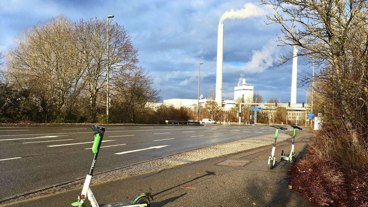  „Falsch parkende“ E-Scooter mitten auf Geh- und Radwegen sieht man öfter. Der Sindelfinger FDP sind sie ein Dorn im Auge. In einem Antrag fordern die Liberalen, für die 300 Tretroller im Stadtgebiet Abstellzonen auszuweisen. 