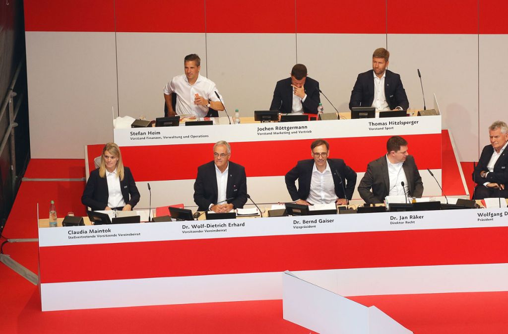 Die Funktionäre des VfB Stuttgart auf dem Podium vor der Tribüne.