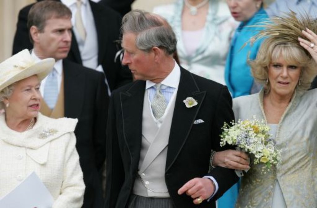 Mit den Jahren ist die Queen milder und nachsichtiger geworden - auch mit den Schwächen ihrer Kinder. Jahrelang missbilligte Elizabeth II. die Verbindung ihrer Sohnes mit seiner geschiedenen Dauergeliebten Camilla Parker Bowles. Erst 2005, Charles ist mittlerweile 57 Jahre alt, stimmt seine Mutter einer Hochzeit zu.