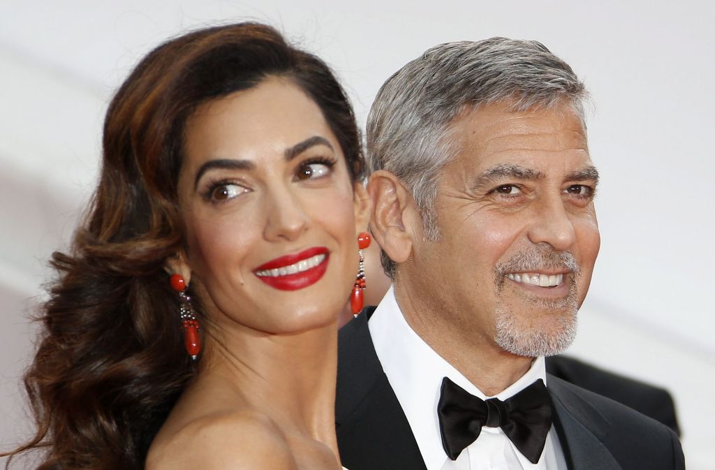 Stolze Zwillings-Eltern: Amal und George Clooney. Sie reihen sich ein in die lange Liste der Promis, die ebenfalls Eltern von Zwillingen geworden sind.Foto:dpa