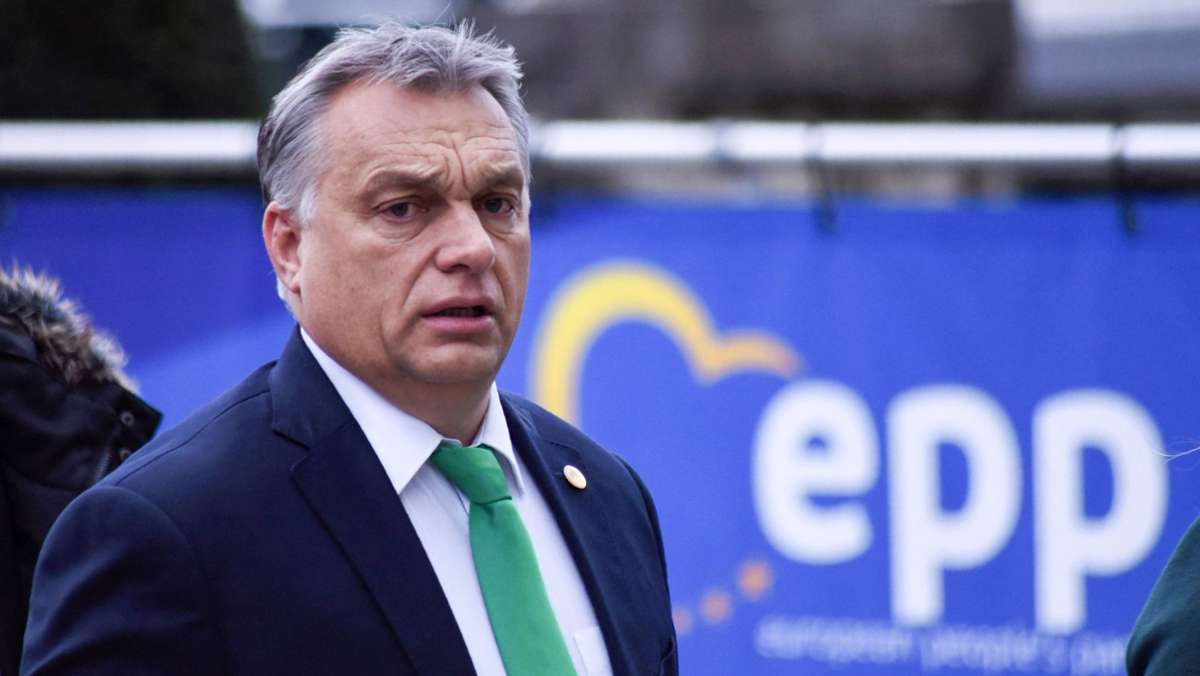  In der Debatte um die Regenbogen-Beleuchtung der Münchner EM-Arena hat sich nun auch Ungarns Ministerpräsident Viktor Orban zu Wort gemeldet. Er warnt die deutsche Politik vor weiterer Einmischung und verteidigt das umstrittene ungarische Gesetz. 