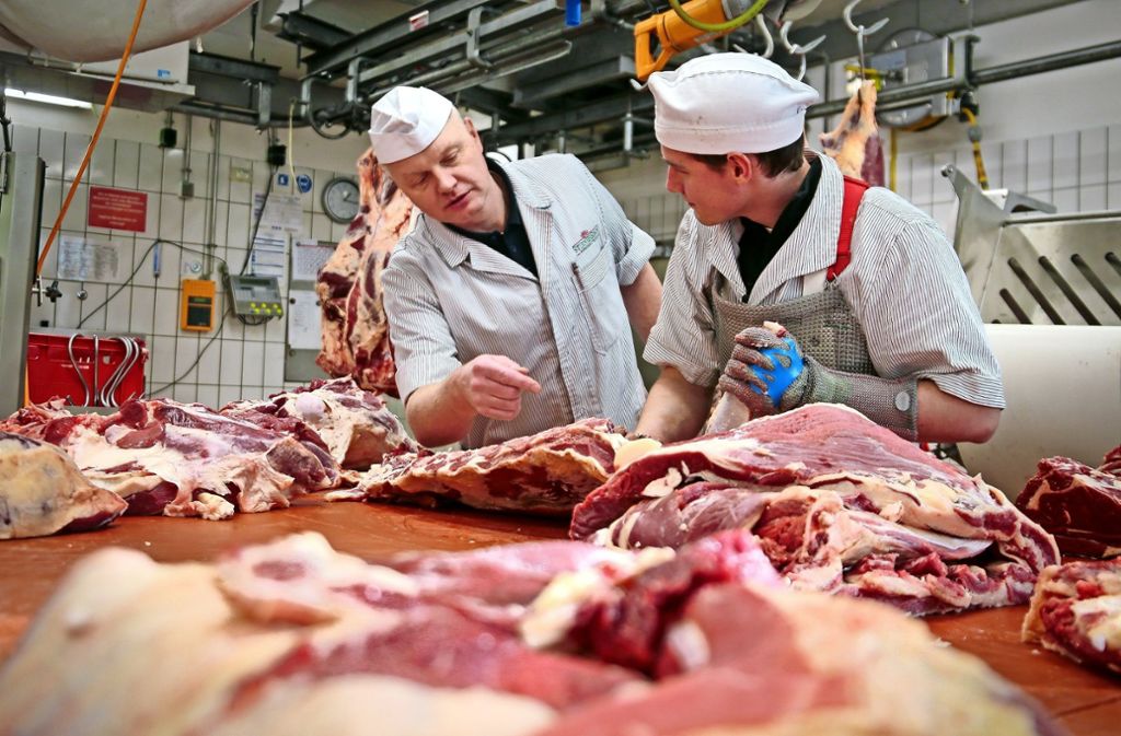 Der Gerllinger Firmenchef Gunther Stirner-Sinn (links) erklärt seinem Auszubildenden Immo Derigs, wie man ein Stück Fleisch fachgerecht zerlegt. Foto: factum/Granville