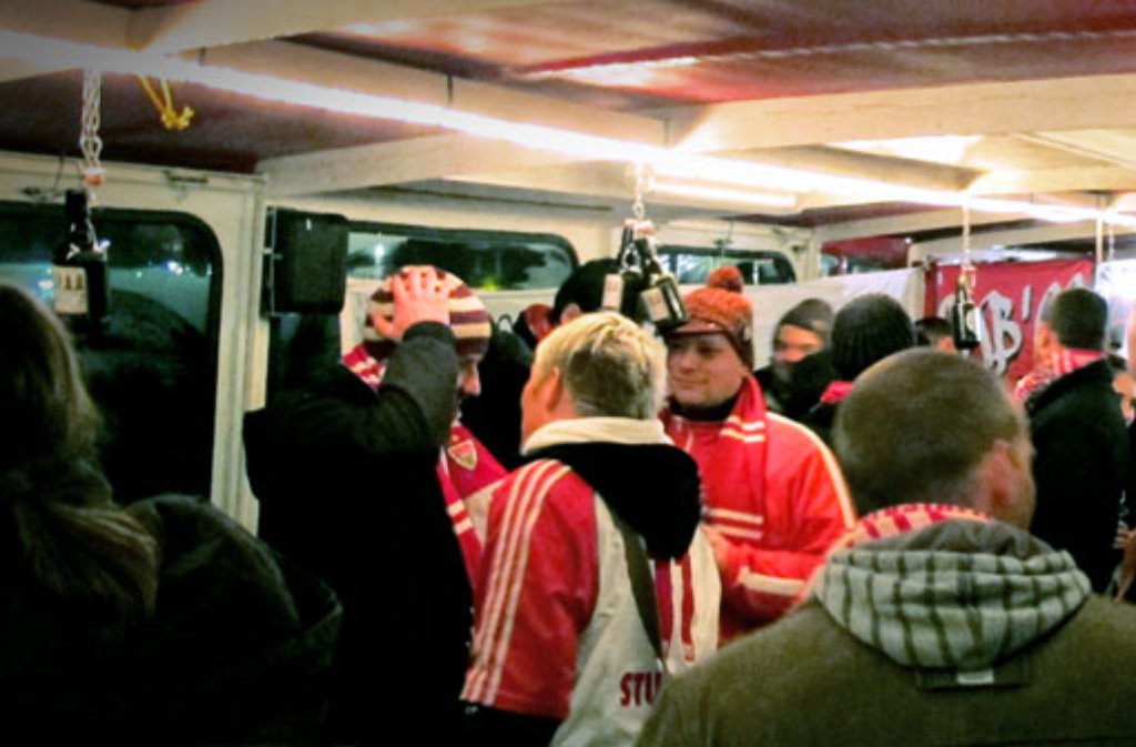 Beeindruckt sind auch viele Gäste des Fanclubs, die nach der Partie gegen den HSV an der traditionellen Barkassenfahrt durch den Hamburger Hafen teilnehmen dürfen. Drei Stunden dauert die feucht-fröhliche Tour, zu der der "Rote Brustring" gerne mal einen VfB-Profi mit ins Boot nehmen würde.