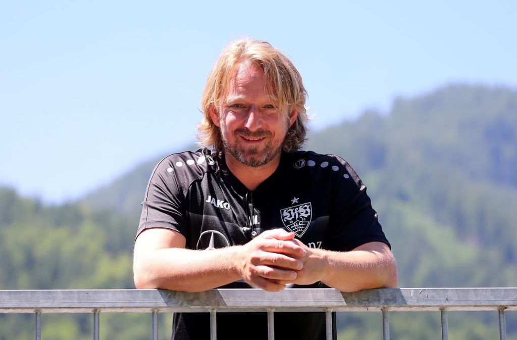 Sportdirektor Sven Mislintat genießt die Sonne.