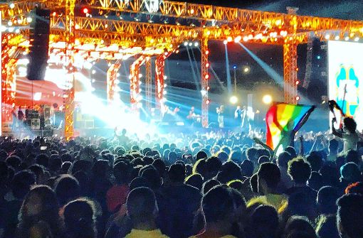 Damit fing alles an: Mashrou’ Leila und ihre Zuschauer feiern in Kairo mit Regenbogenflaggen. Foto: dpa