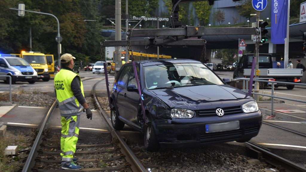 Unfall in Stuttgart: Auto landet im Gleisbett der Stadtbahn