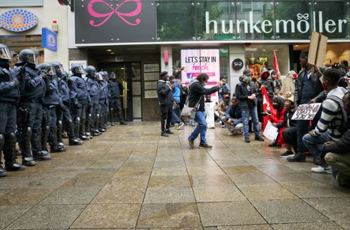 Vermutlich linke Aktivisten legen sich nach der Kundgebung mit der Polizei an. Foto: Lichtgut