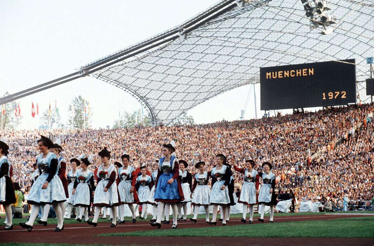 Bei der Eröffnungsveranstaltung der Olympischen Sommerspiele 1972 in München ziehen fesche Hostessen in bayrischer Landestracht ins Olympiastadion ein.