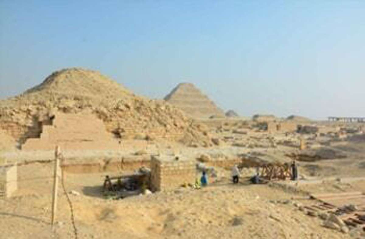 Das Grabungsfeld des Saqqara Saite Tombs Project befindet sich nahe der Unas-Pyramide (links im Bild). Sie ist die kleinste Königspyramide aus dem Alten Reich (2700 bis 2200 v. Chr.) und steht neben der Stufenpyramide des Djoser (hinten in der Bildmitte).