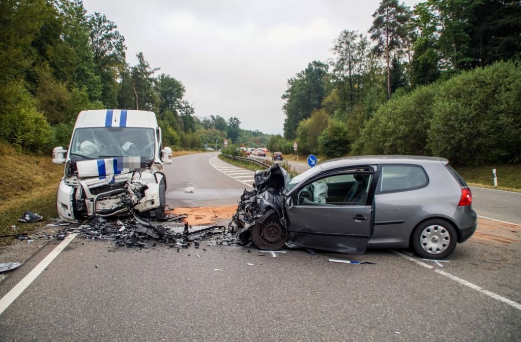Zwei Menschen sind am Montagnachmittag bei einem Verkehrsunfall auf der Bundesstraße 464 zwischen Böblingen und Holzgerlingen verletzt worden.