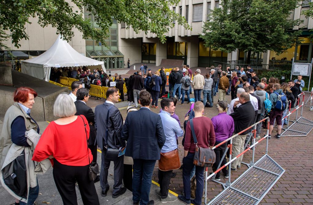 Eine Schlange aus Zuschauern hat sich vor dem Eingang zum NSU-Prozess am Oberlandesgericht München gebildet.