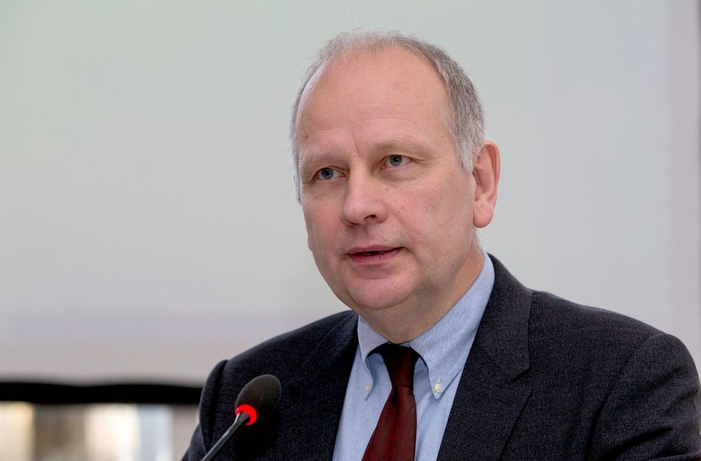 Ärztepräsident Ulrich Clever fühlt sich vom Umweltminister nicht unter Druck gesetzt. Foto: dpa