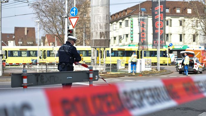 Polizei sperrt kompletten Wilhelmsplatz ab –  Verkehrschaos
