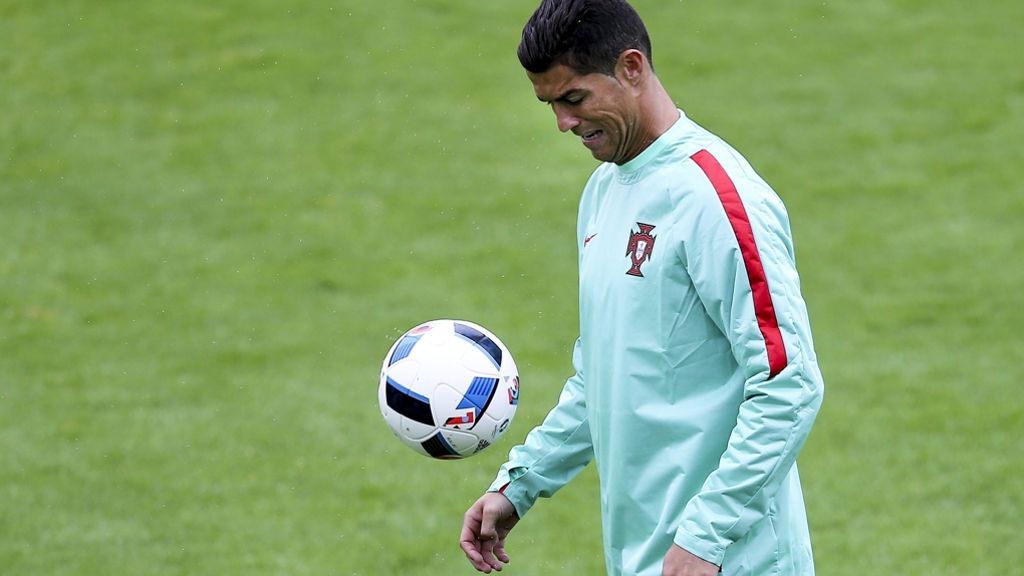 Fußball-EM: Ronaldo rastet aus und wirft Mikrofon in See
