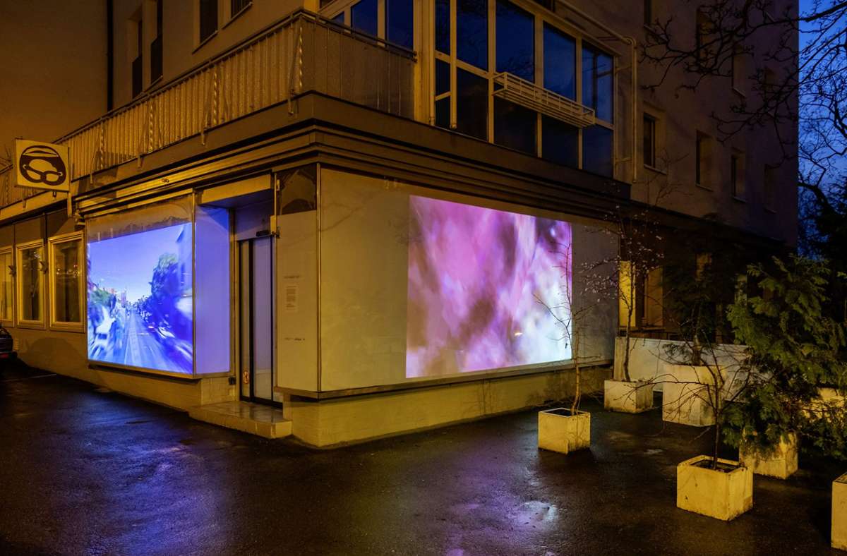 Der Künstler Josh von Staudach zeigt auf den Schaufenstern der Galerie AK 2 an der Lorenzstaffel 8 Drohnenflüge durch die virtuelle Welt.