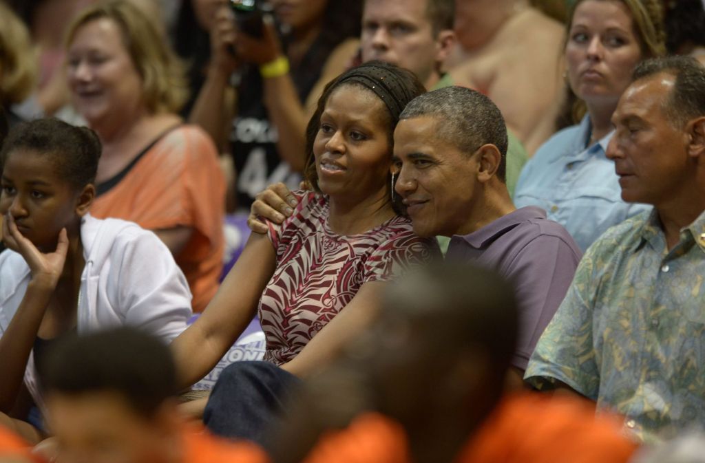 Auch beim Sport kommen sich das Ehepaar näher: Barack Obama legt bei einem Basketballspiel auf Hawaii im Dezember 2013 den Arm um seine Frau.