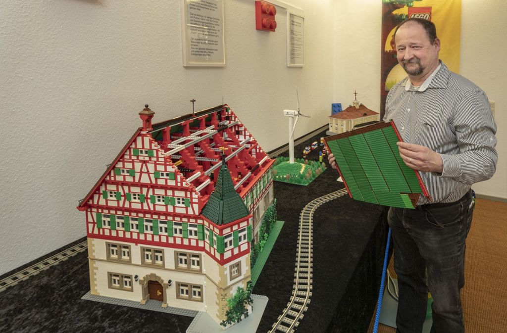 Udo King hat das Rathaus Münchingen nachgebaut. Dafür benötigte er rund 10.000 Lego-Klötzchen.