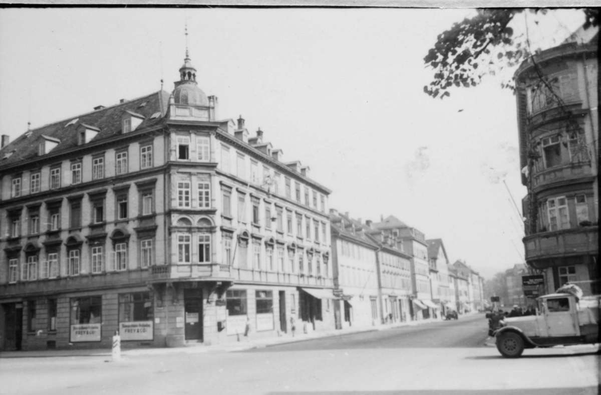 ... ist auch auf diesem Foto zu sehen. Hier blickt der Fotograf in die Hauptstätter Straße Richtung Wilhelmsplatz, der Lkw rechts im Bild kommt die Weißenburgstraße hinuntergefahren.