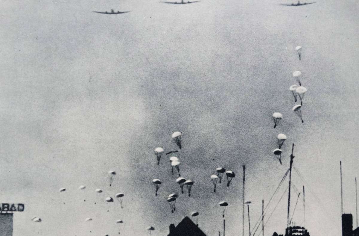 Deutsche Fallschirmjäger über Rotterdam