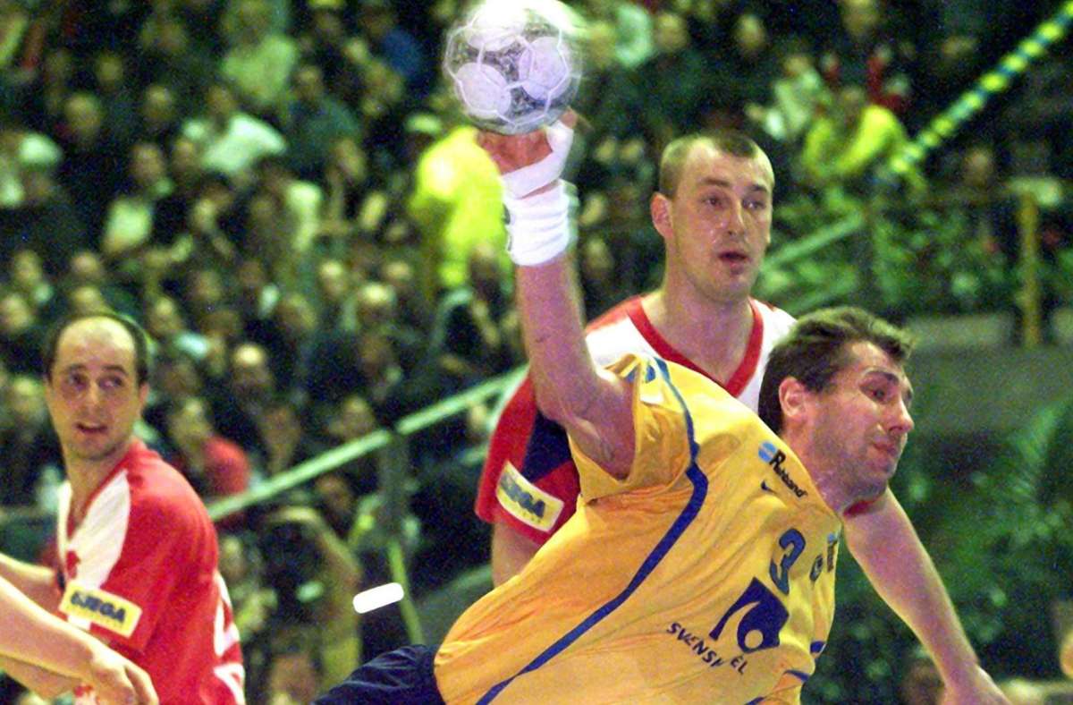 Diese Auszeichnung sagt alles: Magnus Wislander ist der Welthandballer des 20. Jahrhunderts. Von 1990 bis 2002 bereicherte er im Dress des THW Kiel die Bundesliga und holte dabei u.a. siebenmal die deutsche Meisterschaft. Mit der schwedischen Nationalmannschaft gewann Wislander zwei WM-Titel, vier EM-Titel und wurde dreimal Olympiazweiter.
