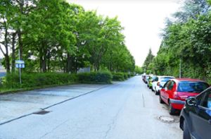 Leere Parkplätze, zugeparkte Straßen