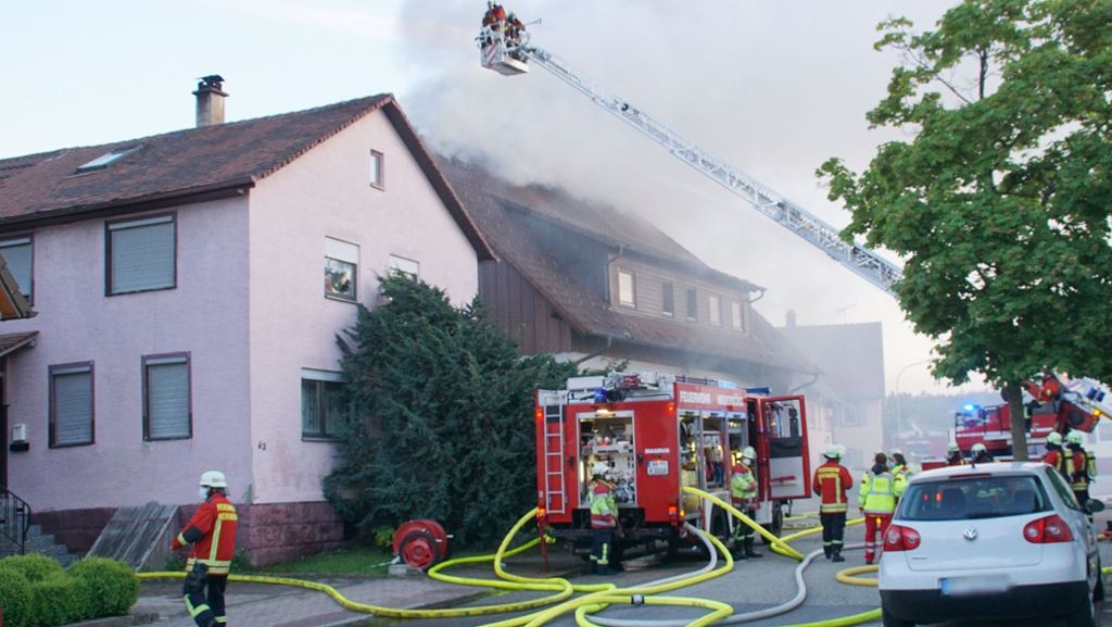 Am Donnerstagabend brennt ein Auto in einer Keller-Garage im Neuenbürger Ortsteil Dennach. Die Flammen greifen auf das mehrstöckige Wohnhaus über. Der Schaden ist immens. 
