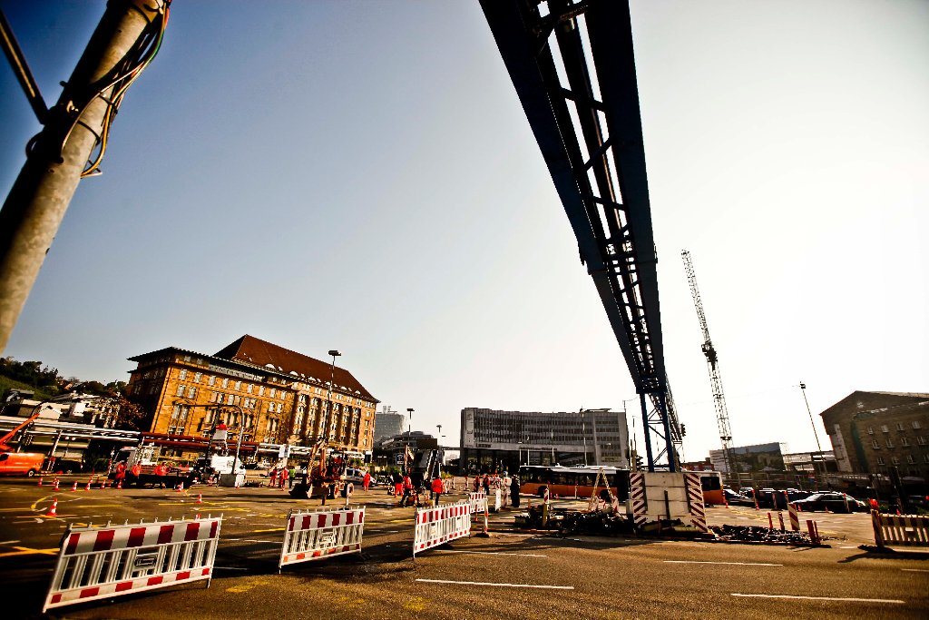 Am Wochenende wurde durch die Vorbereitungen für die Verlegung der Stadtbahntunnel im Zuge von Stuttgart 21 die Verkehrsführung auf der großen Kreuzung am Arnulf-Klett-Platz nahe dem Hauptbahnhof geändert.