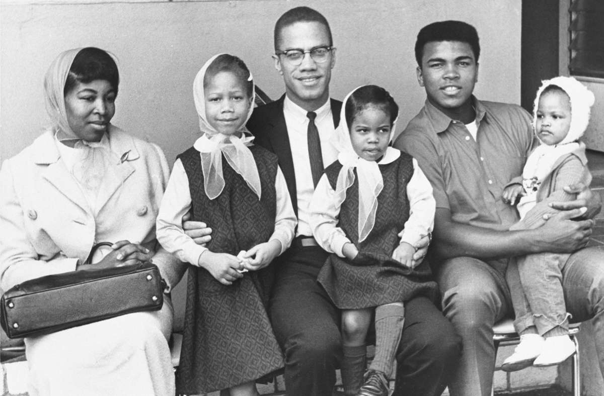 Hier heißt Ali 1964 noch Cassius Clay: Er posiert mit der Familie von Malcom X, seinem Brückenbauer zur Nation of Islam.