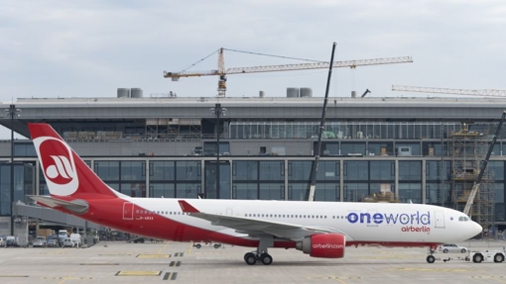  Air Berlin klagt nach der geplatzten Eröffnung des Hauptstadt-Airports gegen die Flughafengesellschaft Berlin Brandenburg. Bereits heute gehe es um geschätzte Mehrkosten in zweistelliger Millionenhöhe. 