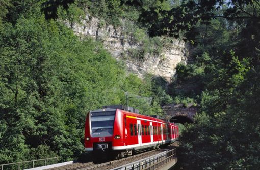 Die Gäubahn schlängelt sich auf ihrem Weg von Stuttgart nach Singen durch eine idyllische Landschaft. Allerdings sind die Züge auf der alten Strecke nicht sonderlich schnell. Foto: DB AG/Georg Wagner
