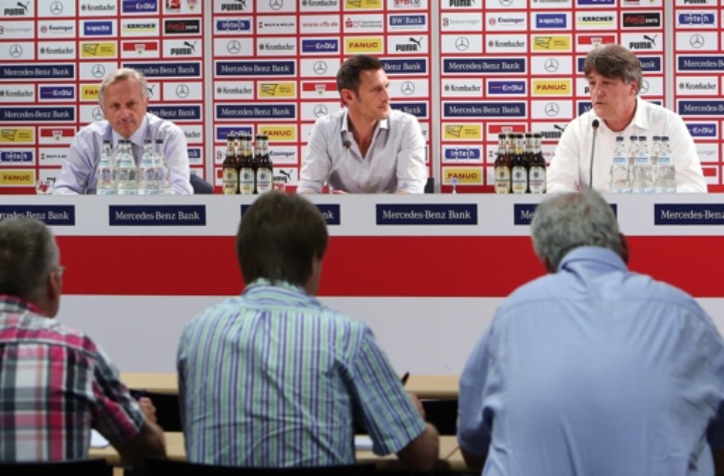 VfB Stuttgart Pressekonferenz v.l. Aufsichtsratsvorsitzender Dr. Joachim Schmidt, Mediendirektor Max Jung und Präsidentschaftskandidat Bernd Wahler.
