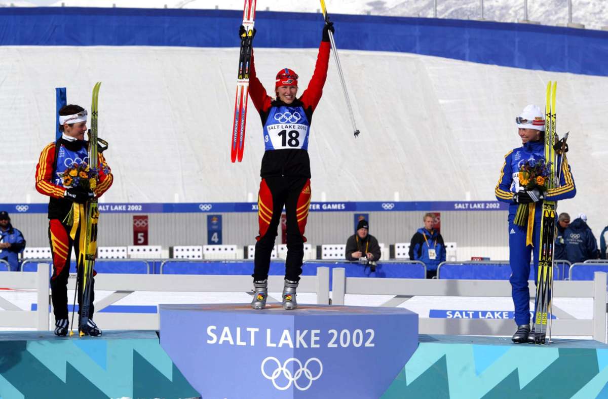 Ebenfalls 2002 in Salt Lake City triumphierte Kati Wilhelm im Sprint über 7,5 Kilometer – vor ihrer Teamgefährtin Uschi Disl (links) und der Schwedin Magdalena Forsberg.