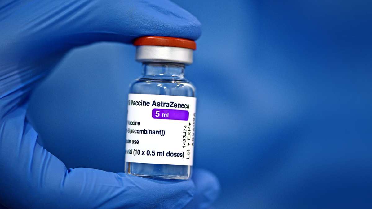  Forscherinnen und Forscher der Universitätsmedizin Ulm haben entdeckt, dass der Impfstoff von Astrazeneca mit Proteinen verunreinigt ist. Könnte das die starken Impfreaktionen erklären – und womöglich auch andere Nebenwirkungen? Was Sie dazu wissen sollten. 
