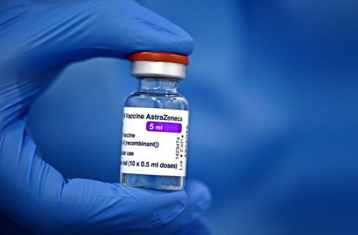 Der Impfstoff Vaxzevria von Astrazeneca ist laut einer Studie der Universitätsmedizin Ulm mit Proteinen verunreinigt. Foto: dpa//Robert Michael