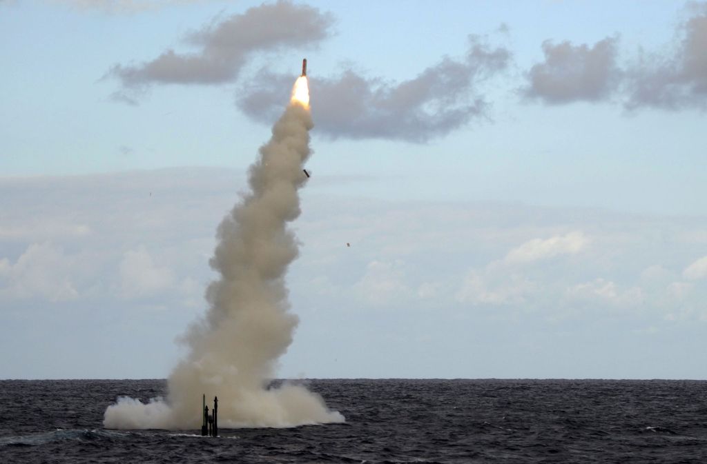 Das Foto zeigt den Start einer Tomahawk Land Attack Missile (TLAM) von dem britischen Atom U-Boot HMS Astute im Golf von Mexiko am 14. 11. 2011. Baugleiche atomar bestückte Marschflugkörper haben auch die USA in ihrem Waffenarsenal.