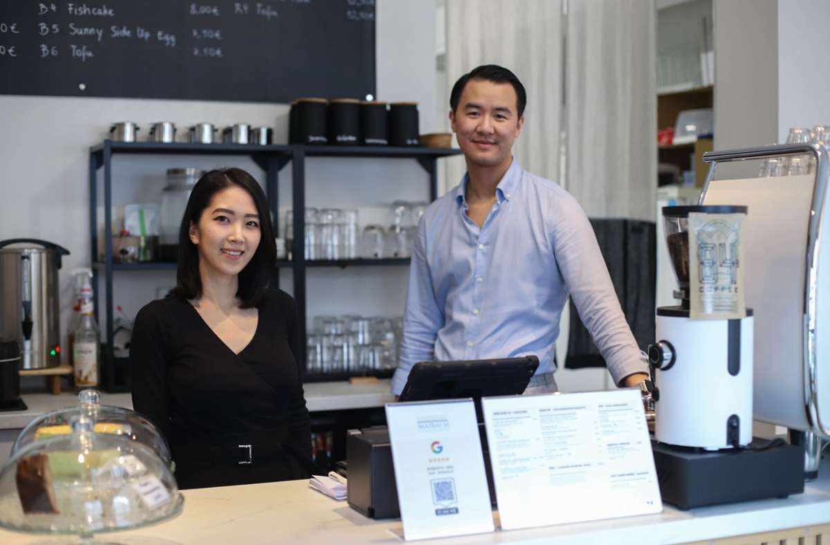 Neu in der Gastronomie: Anh Tuan Mai hat in Möhringen das Maibach Café eröffnet, seine Frau Thao arbeitet weiterhin im IT-Bereich einer Bank. Foto: LICHTGUT/Zophia Ewska