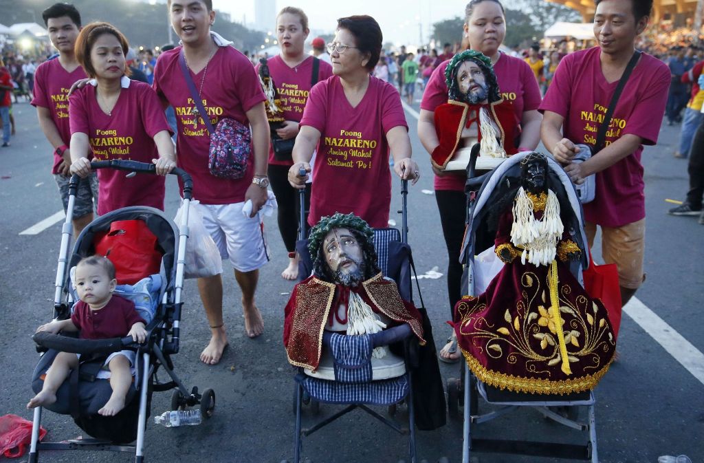 Buggys mit Jesus-Figuren: Die Philippinen sind das einzige Land in Asien, in dem Katholiken in der Mehrheit sind. Mehr als 80 Prozent sind katholischen Glaubens.