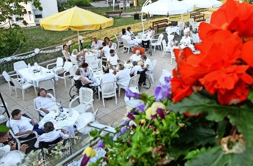 Die Leonberger machen’s vor – mittlerweile gibt es auch in  Städten wie Pfullingen oder Münzingen ein  White Dinner. Foto: factum/Bach