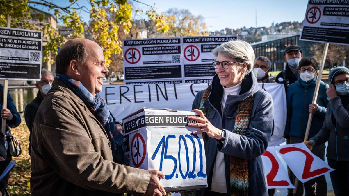 Protestaktion in  Stuttgart: Bringt die Flugroute viel weniger Nutzen als gedacht?
